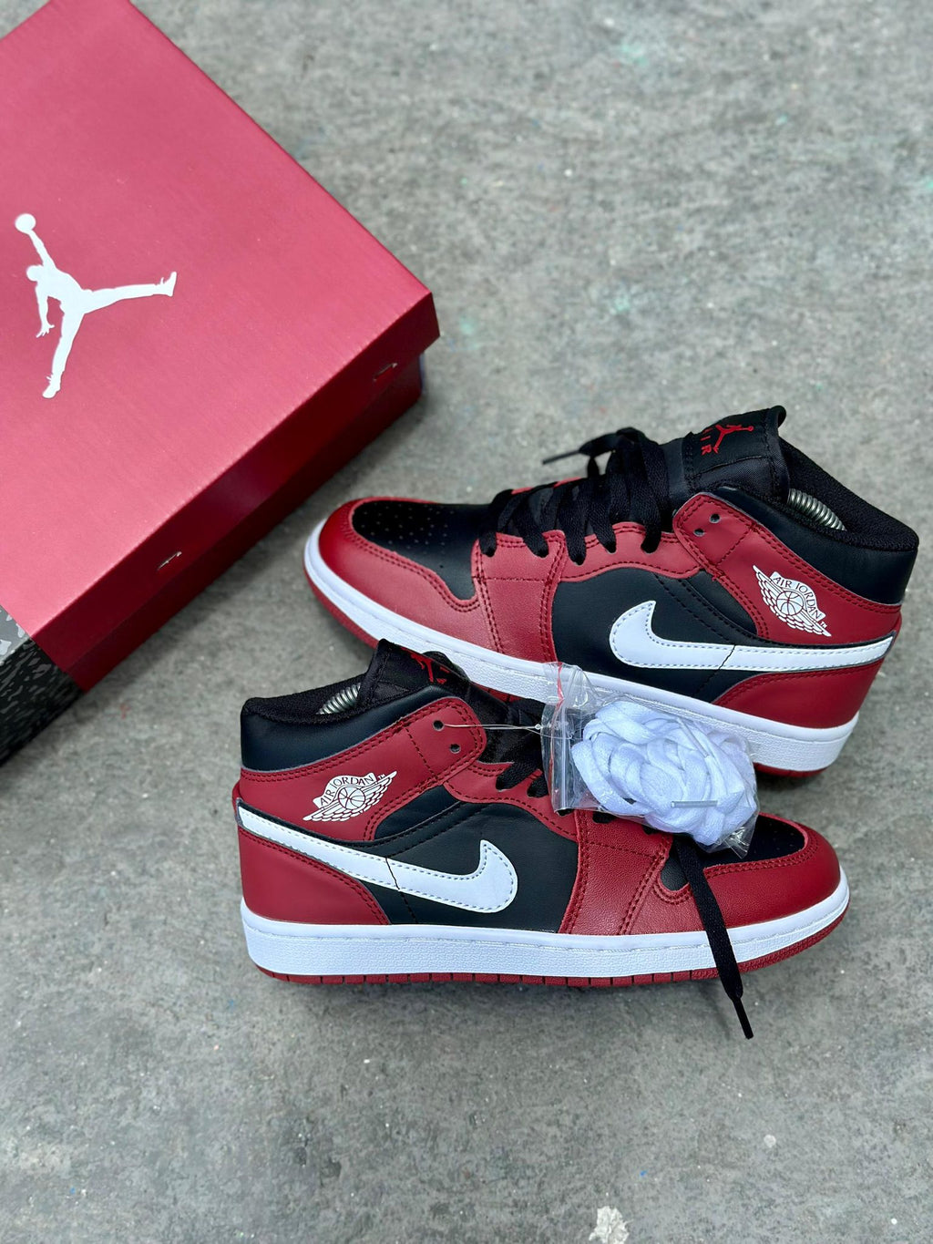 NK® AIR JORDAN 1 Mid Se BLACK + RED