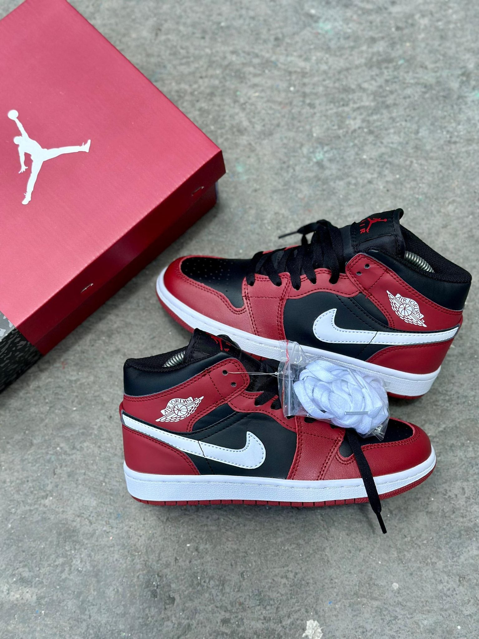NK® AIR JORDAN 1 Mid Se BLACK + RED