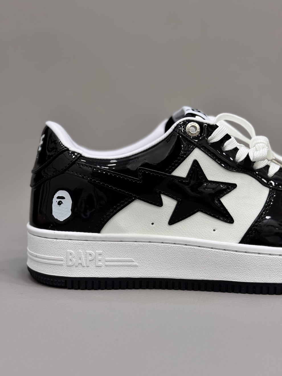 BP® Bape Sta de charol en blanco y negro