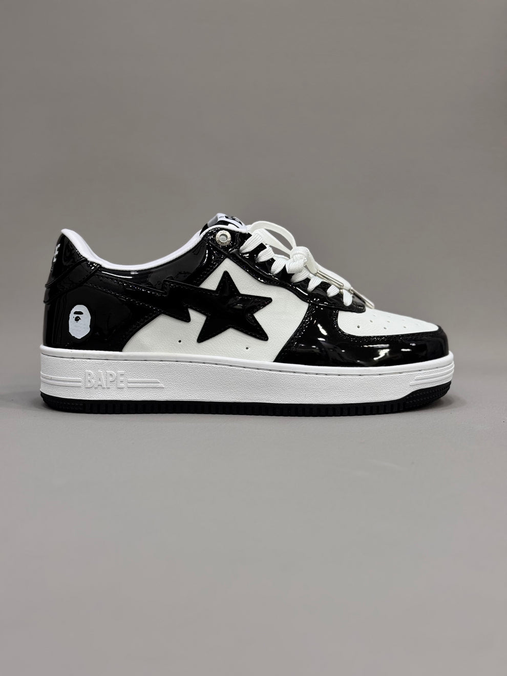 BP® Bape Sta de charol en blanco y negro
