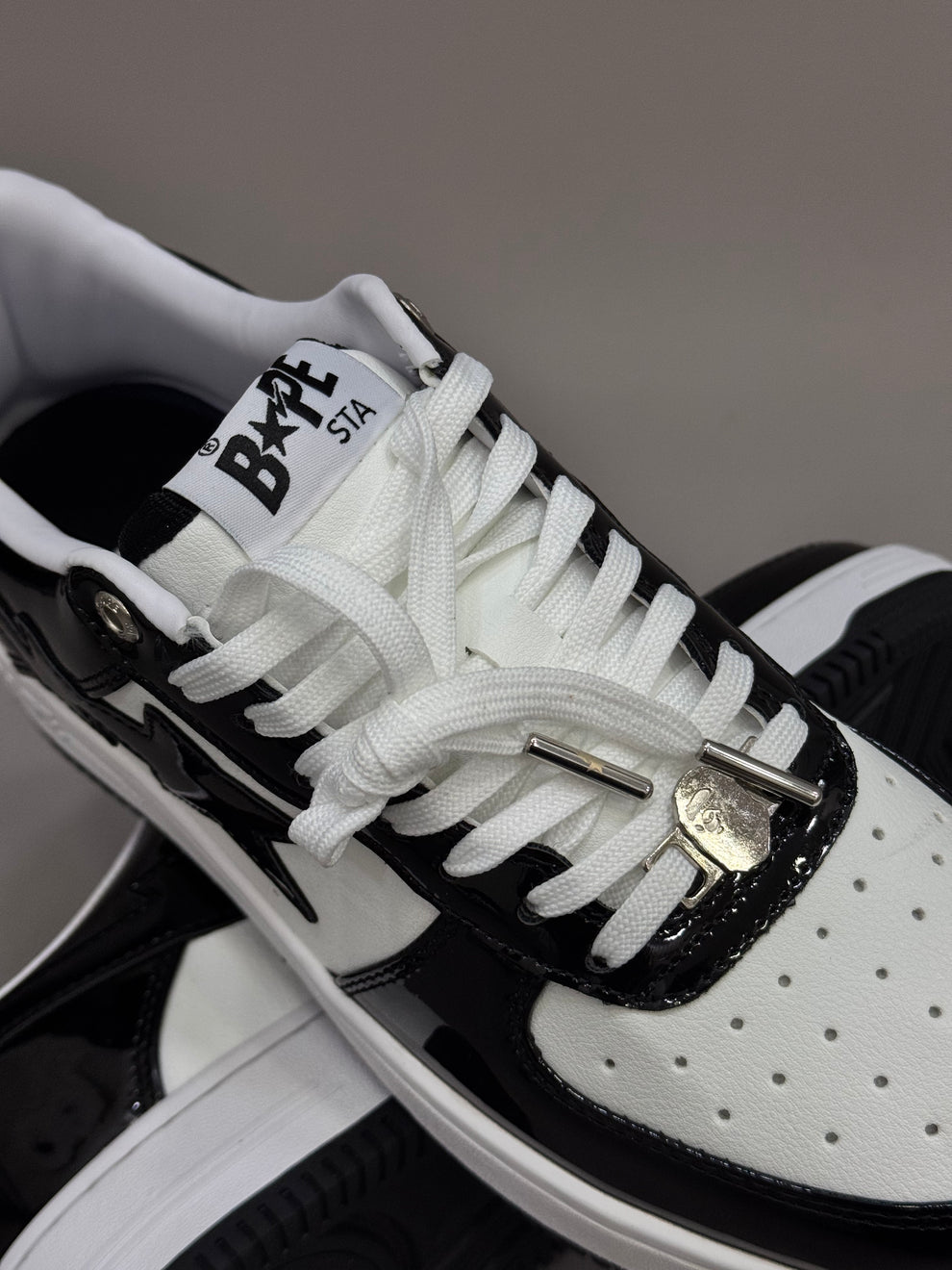 BP® Bape Sta de charol en blanco y negro