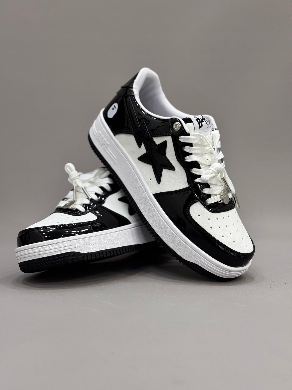 BP® Bape Sta de charol en blanco y negro