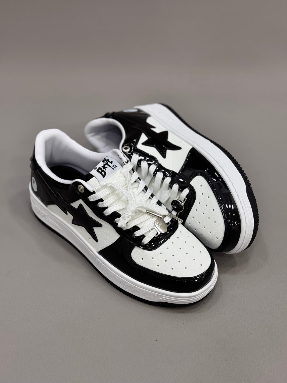 BP® Bape Sta de charol en blanco y negro