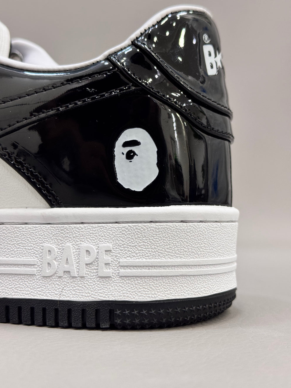 BP® Bape Sta de charol en blanco y negro