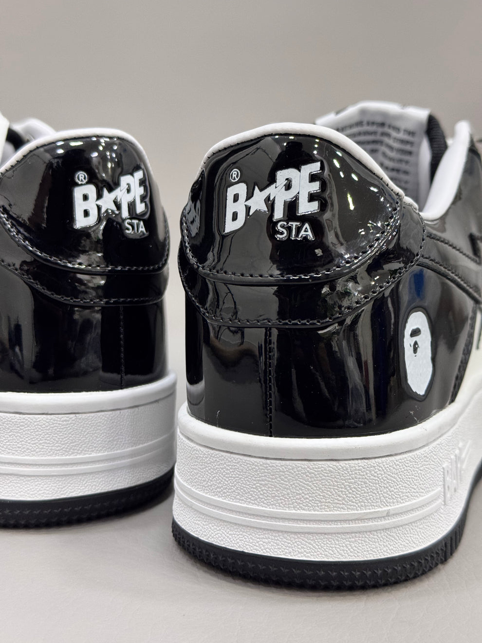 BP® Bape Sta de charol en blanco y negro