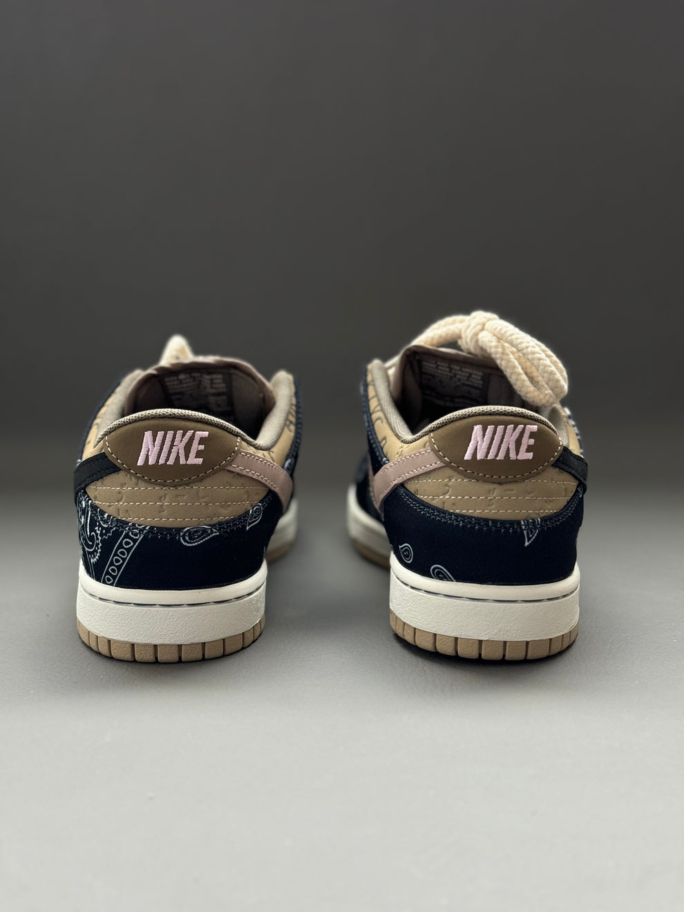 NK® SB Dunk Low "Cactus Jack"