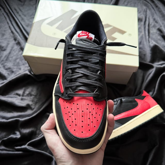 NK® Air JRDN 1 Low OG x Travis Scott "Red"